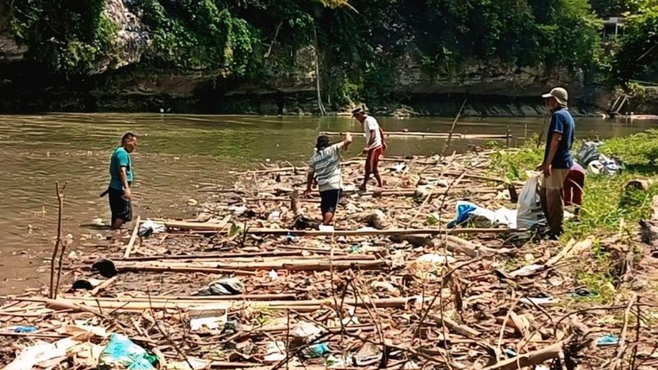 Pemkab OKU Bersihkan Sampah Sungai Ogan Antisipasi Banjir