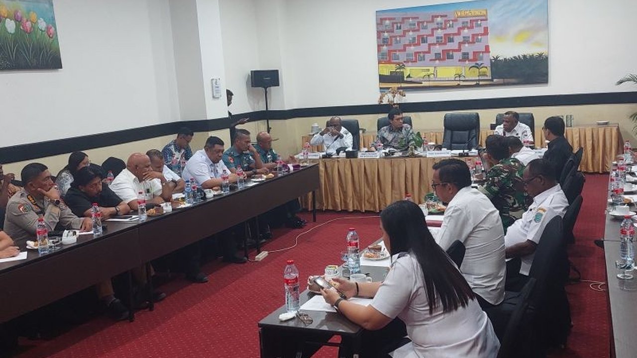 Kementerian HAM dan Pemprov Papua Barat Daya rapat koordinasi membahas kendala pemulangan pengungsi di Maybrat, terutama akses jalan yang belum memadai, serta upaya percepatan pemulangan.