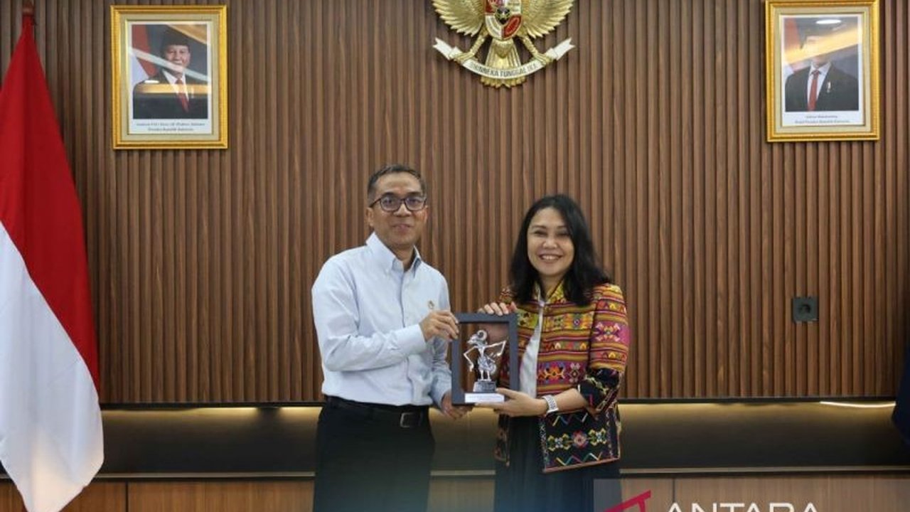 Kementerian Pendidikan, Kebudayaan, Riset, dan Teknologi (Kemdikbudristek) berkolaborasi dengan Peruri untuk mempercepat digitalisasi ijazah guna meningkatkan keamanan dan efisiensi sistem pendidikan Indonesia.