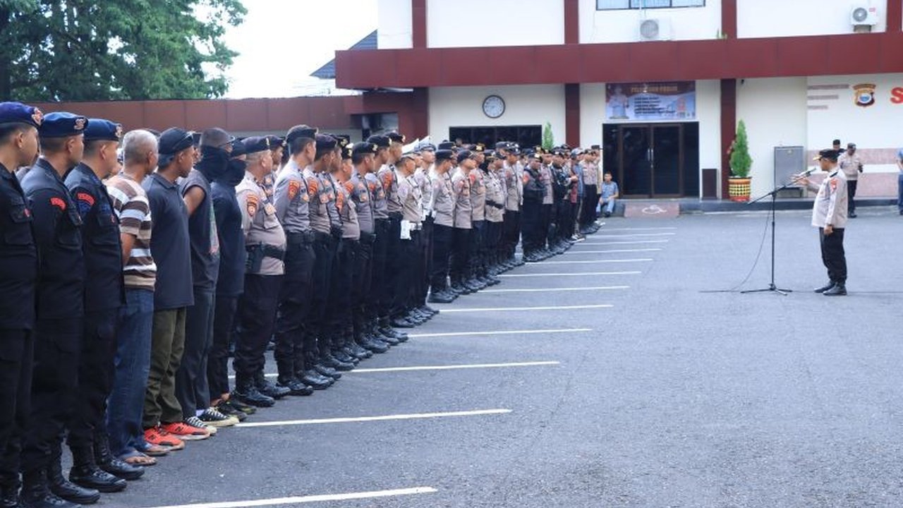 Polda Maluku Utara menggelar simulasi penanganan unjuk rasa dan Tactical Floor Game (TFG) untuk menghadapi potensi aksi massa pada peringatan Hari Buruh Internasional 1 Mei 2025.
