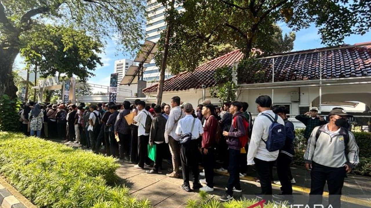 Ribuan warga Jakarta memadati Balai Kota DKI Jakarta untuk mendaftar sebagai PPSU, menunjukkan tingginya angka pengangguran dan harapan akan lapangan pekerjaan baru.