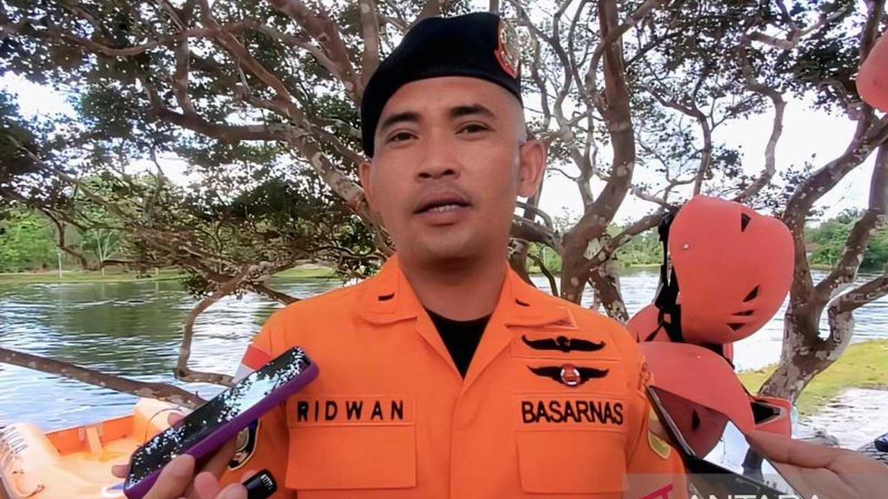 Tim SAR gabungan menghentikan pencarian Riski Adi Saputro, penumpang KM Dharma Ferry VI yang jatuh di laut Sampit setelah tujuh hari pencarian tanpa hasil.