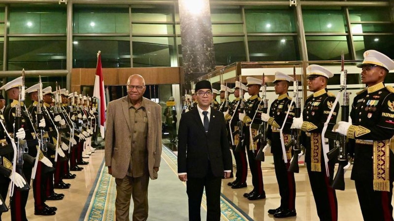Perdana Menteri Fiji, Sitiveni Rabuka, tiba di Indonesia untuk kunjungan resmi dan akan bertemu Presiden Prabowo Subianto di Istana Merdeka, membahas peningkatan hubungan bilateral dan kerja sama kedua negara.
