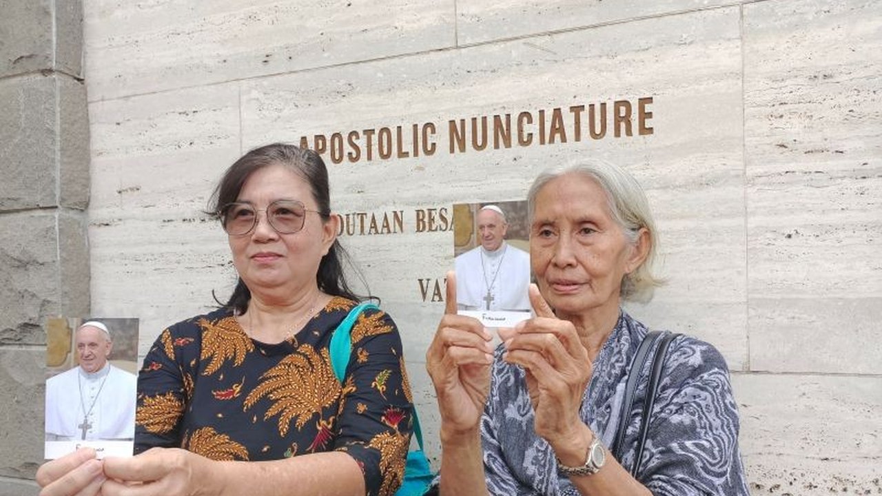 Kepergian Paus Fransiskus meninggalkan duka mendalam bagi warga Indonesia, yang mengenangnya sebagai sosok pemimpin penuh kasih dan sederhana, tercermin dalam doa dan penghormatan dari berbagai kalangan.