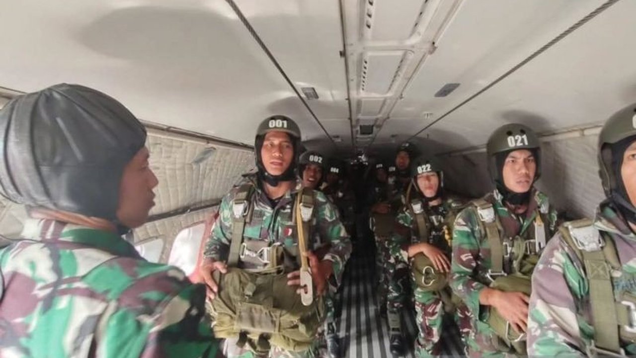 TNI AU menggelar latihan terjun payung untuk 172 siswa Akmil di Lanud Halim Perdanakusuma, bertujuan meningkatkan kemampuan taktis dan sinergi antar matra.