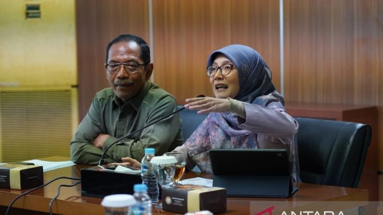 Badan Pembentukan Peraturan Daerah (Bapem Perda) DPRD Kota Bogor mengecam ketidakhadiran kepala dinas dalam rapat pembahasan Raperda Jaringan Utilitas dan PBG, yang dinilai menyepelekan pentingnya regulasi tersebut bagi pembangunan Kota Bogor.