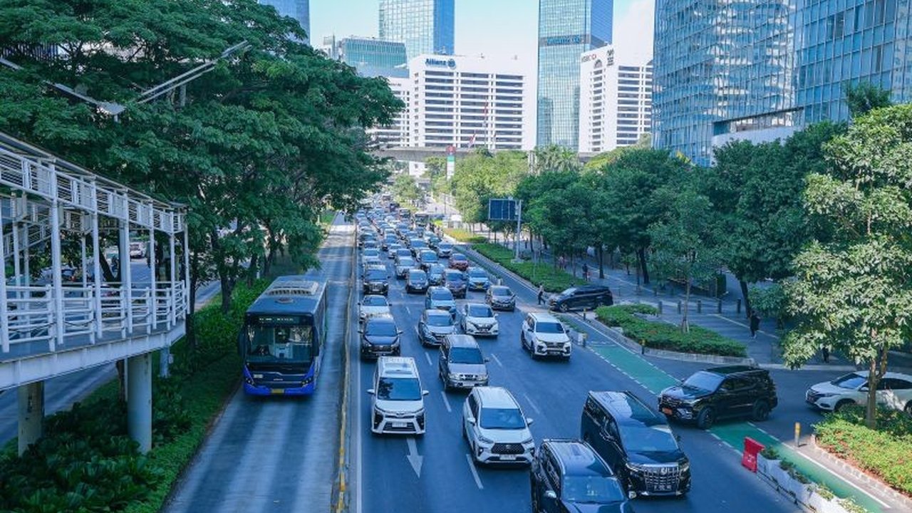 Pemprov DKI Jakarta menetapkan tarif Transjakarta Rp1 pada Hari Angkutan Nasional 2025, mendorong masyarakat beralih ke transportasi publik dan mendukung target emisi nol.