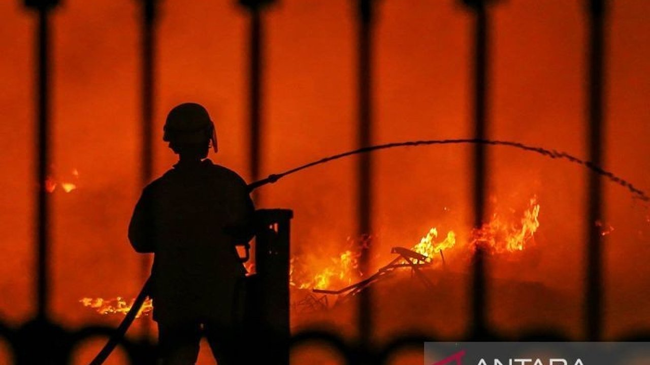 Kebakaran terjadi di kantor BPJS Cempaka Putih pada Rabu malam, diduga disebabkan oleh korsleting listrik, beruntung tidak ada korban jiwa.