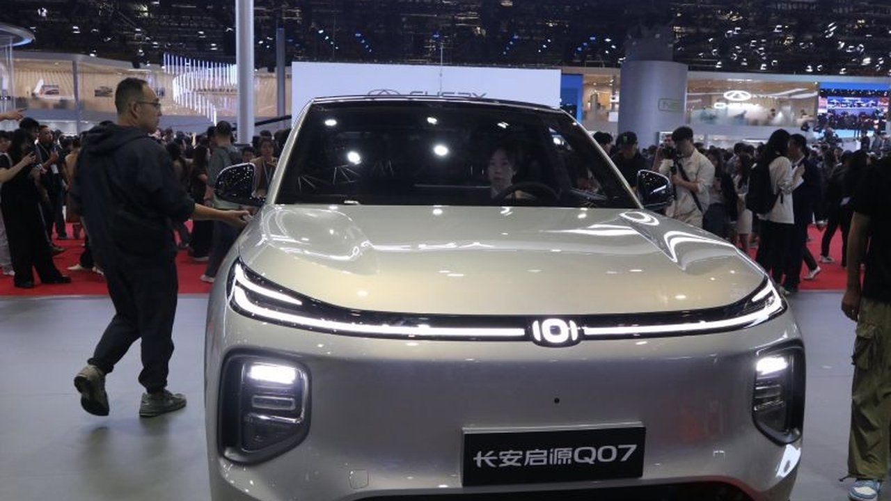 Changan Automobile, pabrikan mobil China, mengincar pasar Asia Tenggara dan Eropa dengan target penjualan 1,2 juta unit di luar negeri pada 2030, didorong oleh inovasi kendaraan energi baru.