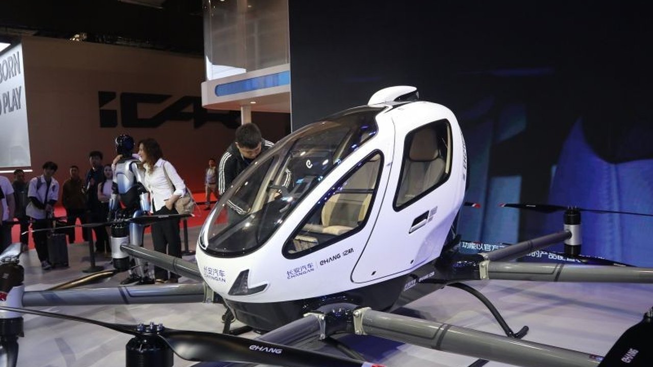 Pabrikan otomotif China, Changan, optimis akan meluncurkan mobil terbang pada akhir 2025 dan robot humanoid pada 2028, menandai kemajuan signifikan dalam teknologi transportasi dan otomatisasi.