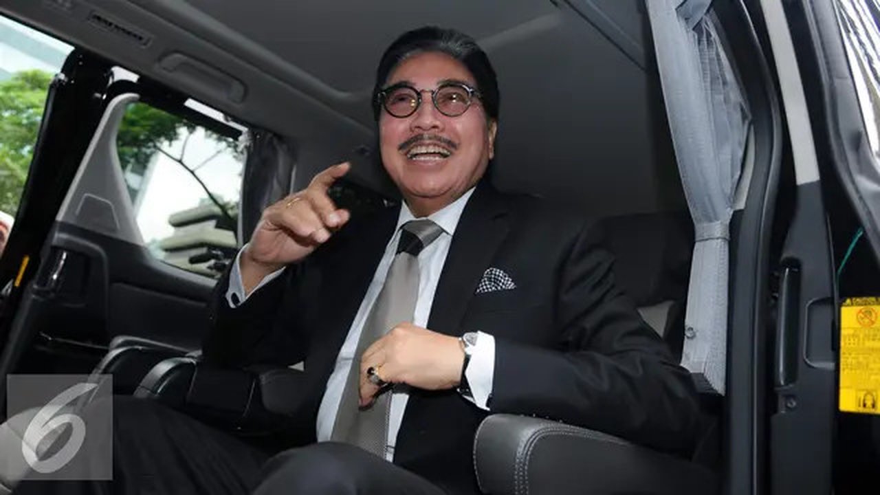 Hotma Sitompul berada di dalam mobil usai menjalani pemeriksaan, Jakarta (29/11). Hotma diperiksa sebagai saksi untuk tersangka Sugiharto dalam kasus dugaan korupsi proyek pengadaan e-KTP tah