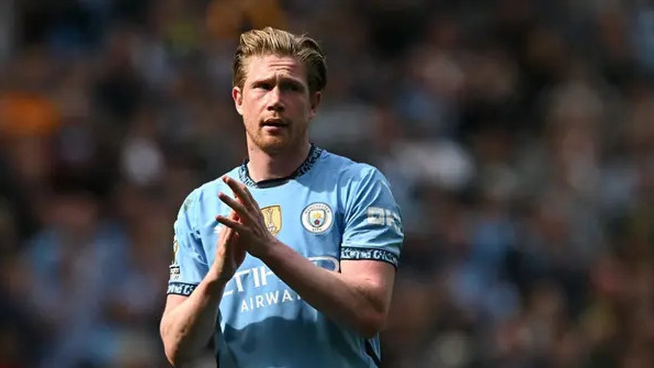 Pemain Manchester City, Kevin De Bruyne merayakan kemenangan timnya atas Leicester dalam laga lanjutan Liga Inggris 2024/2025 di Etihad Stadium, Manchester, Inggris, Sabtu (12/04/2025) waktu