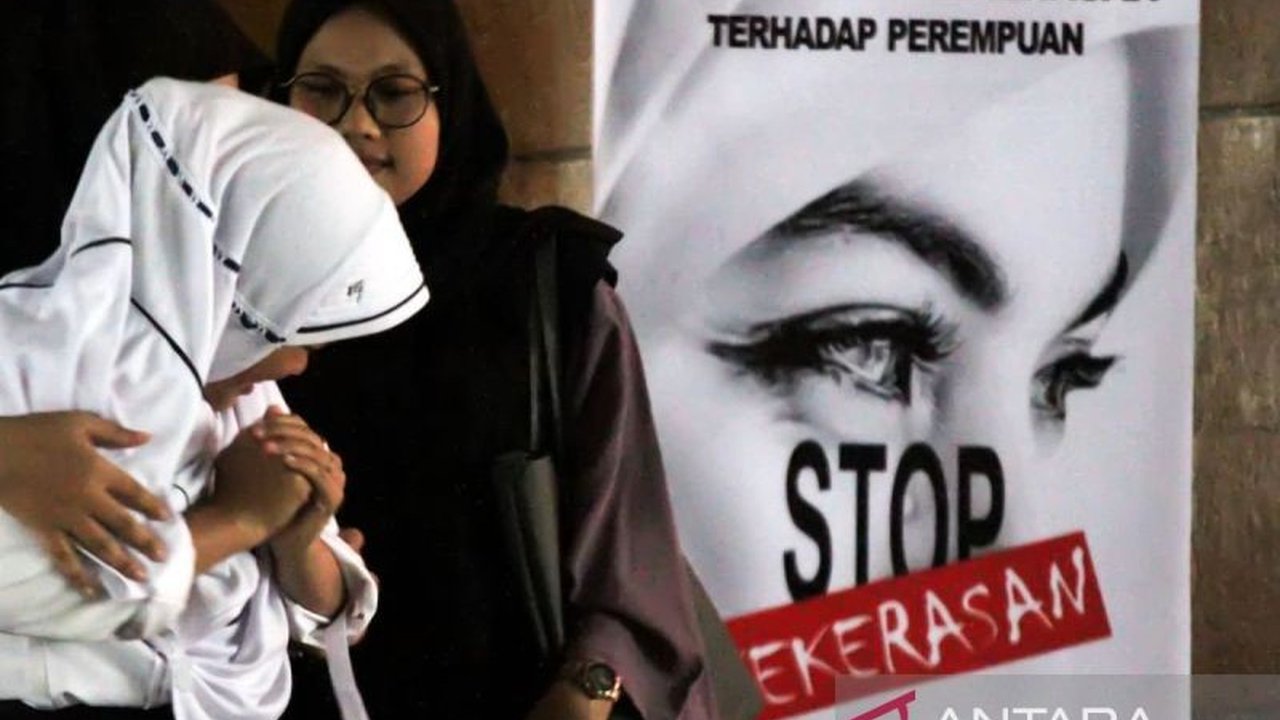 Seorang anggota Polri di Bone, Sulawesi Selatan, ditetapkan sebagai tersangka penganiayaan terhadap remaja wanita 15 tahun karena cemburu, setelah korban melaporkan kejadian tersebut ke Propam dan kasus dilimpahkan ke Satreskrim Polres Bone.