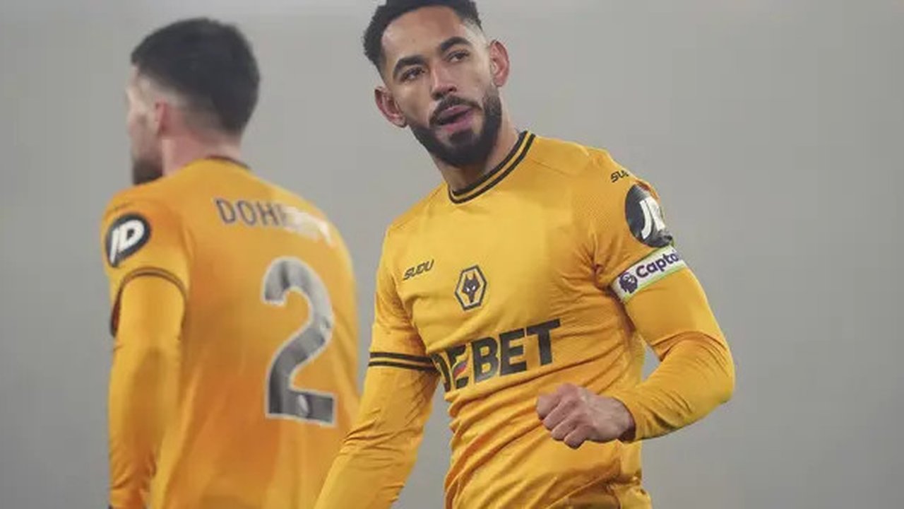 Pemain Wolves, Matheus Cunha merayakan golnya dari sepak pojok ke gawang Manchester United pada laga lanjutan Liga Inggris 2024/2025 yang berlangsung di Molineux Stadium, Wolverhampton, Inggr