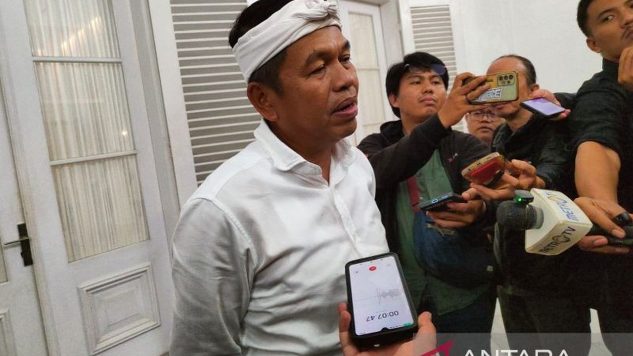 Gubernur Jawa Barat, Dedi Mulyadi, membantah kabar penunggakan pajak mobil Lexus miliknya, menjelaskan bahwa keterlambatan pembayaran disebabkan proses balik nama kendaraan yang masih berlangsung.