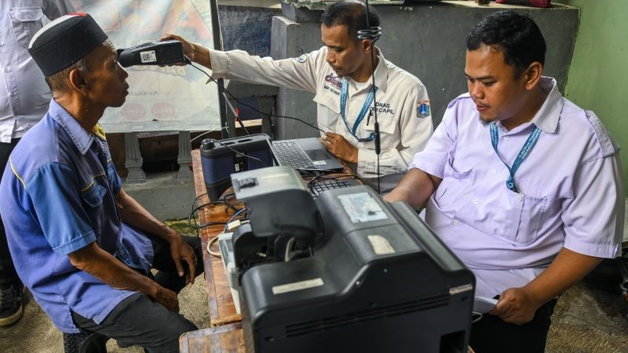 DKI Jakarta berhasil meraih nilai tertinggi tingkat nasional dalam penilaian kinerja Dukcapil Semester II Tahun 2024, mencapai angka 90, mengungguli provinsi lainnya.