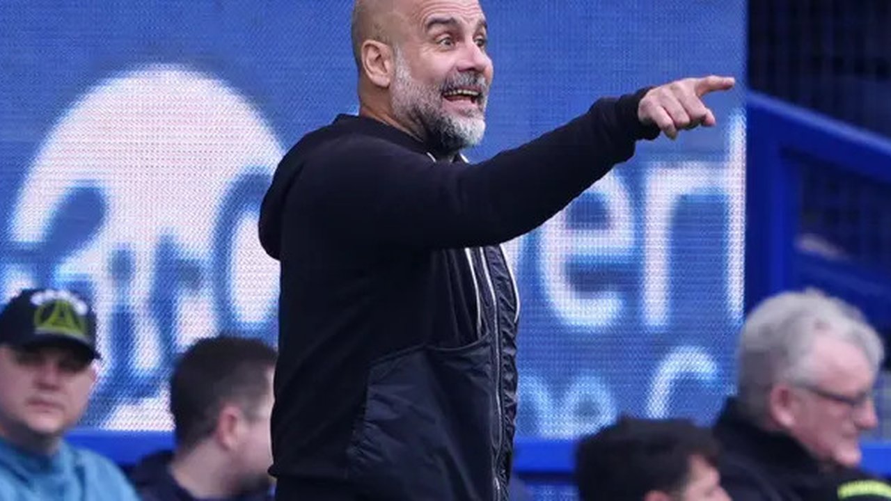 Pelatih Manchester City, Pep Guardiola memberikan arahan kepada pemainnya dalam laga lanjutan Liga Inggris 2024/2025 melawan Everton di Goodison Park, Liverpool, Inggris, Sabtu (19/04/2025) w
