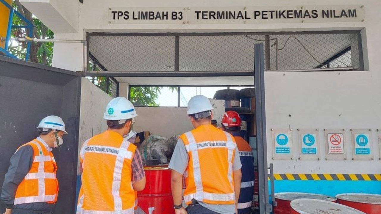 PT Terminal Teluk Lamong (TTL) sukses mempertahankan sertifikasi ISO 14001:2015 berkat implementasi digitalisasi sistem yang mendorong efisiensi sumber daya alam dan menegaskan komitmen sebagai greenport.