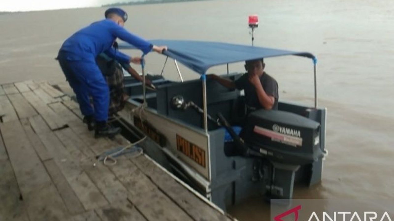 Ditpolairud Polda Sumsel berhasil mengevakuasi Jaini, warga Desa Upang, Banyuasin, yang menderita sakit batu ginjal menggunakan ambulans apung ke rumah sakit di Palembang.