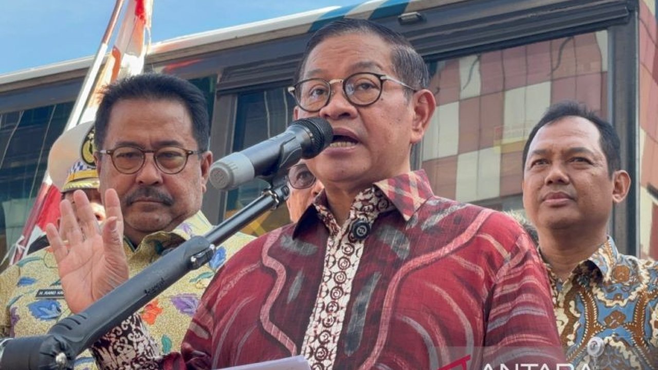 Gubernur DKI Jakarta, Pramono Anung Wibowo, mewajibkan ASN Pemprov DKI untuk menggunakan transportasi umum setiap Rabu guna meningkatkan jumlah pengguna dan telah menerbitkan Pergub terkait hal tersebut.