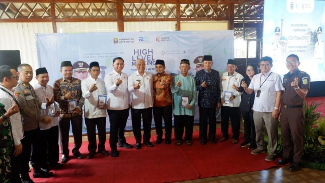 Kota Metro, Lampung, telah mengintegrasikan QRIS di 28 masjid untuk donasi dan infak, mendorong digitalisasi transaksi dan peningkatan pendapatan daerah.