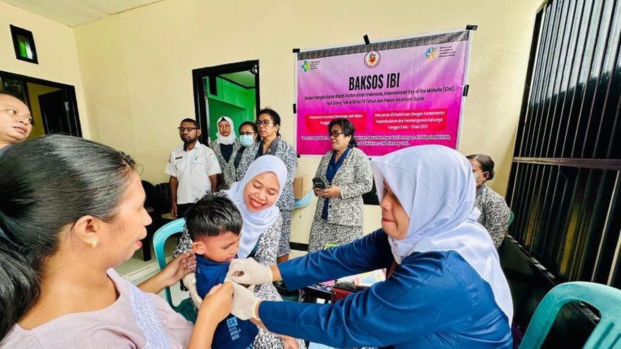 Ikatan Bidan Indonesia (IBI) Papua Barat menggelar imunisasi serentak selama sepekan, menyasar ibu dan anak dalam rangka memperingati HUT IBI dan Hari Bidan Nasional, serta meningkatkan akses layanan kesehatan di daerah.