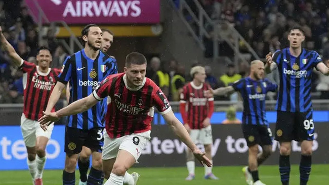 Ekspresi Luka Jovic saat membantu AC Milan mengalahkan Inter 3-0 pada leg kedua semifinal Coppa Italia, Kamis (24/4/2025) dini hari WIB. (AP Photo/Luca Bruno)