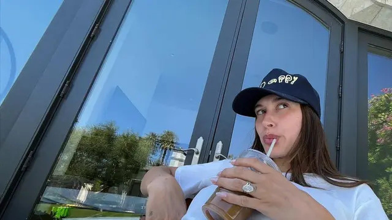 Calon ibu itu berpose bersama suaminya Justin Bieber serangkaian foto candid Instagram baru yang dibagikan Justin pada Kamis, 23 Mei. [@haileybieber/@justinbieber]