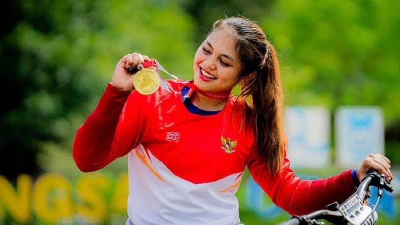 Pembalap sepeda Indonesia, Riska Amelia, berhasil meraih medali perak di Kejuaraan Asia Mountain Bike (MTB) 2025 meskipun sempat melakukan kesalahan di lintasan.