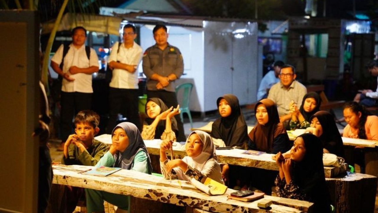 Dinas Pendidikan dan Kebudayaan Kaltim bersama Kejati Kaltim memberikan bantuan pendidikan berupa alat tulis dan uang tunai untuk anak-anak di Pulau Maratua, wilayah 3T yang memiliki keterbatasan akses pendidikan.