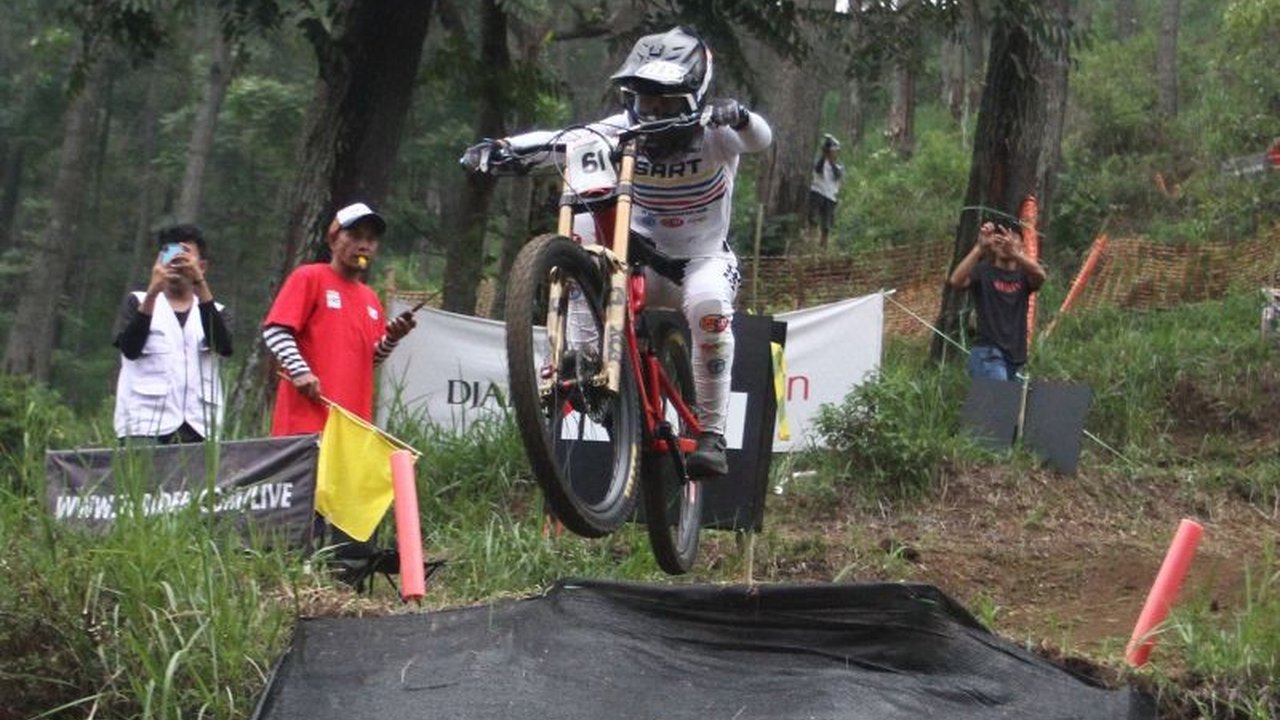 Atlet balap sepeda putri Indonesia, Milatul Khaqimah dan Riska Amelia, berhasil meraih medali emas dan perak di Kejuaraan Asia Mountain Bike (MTB) 2025 di China, mengukuhkan dominasi Indonesia di nomor downhill putri.
