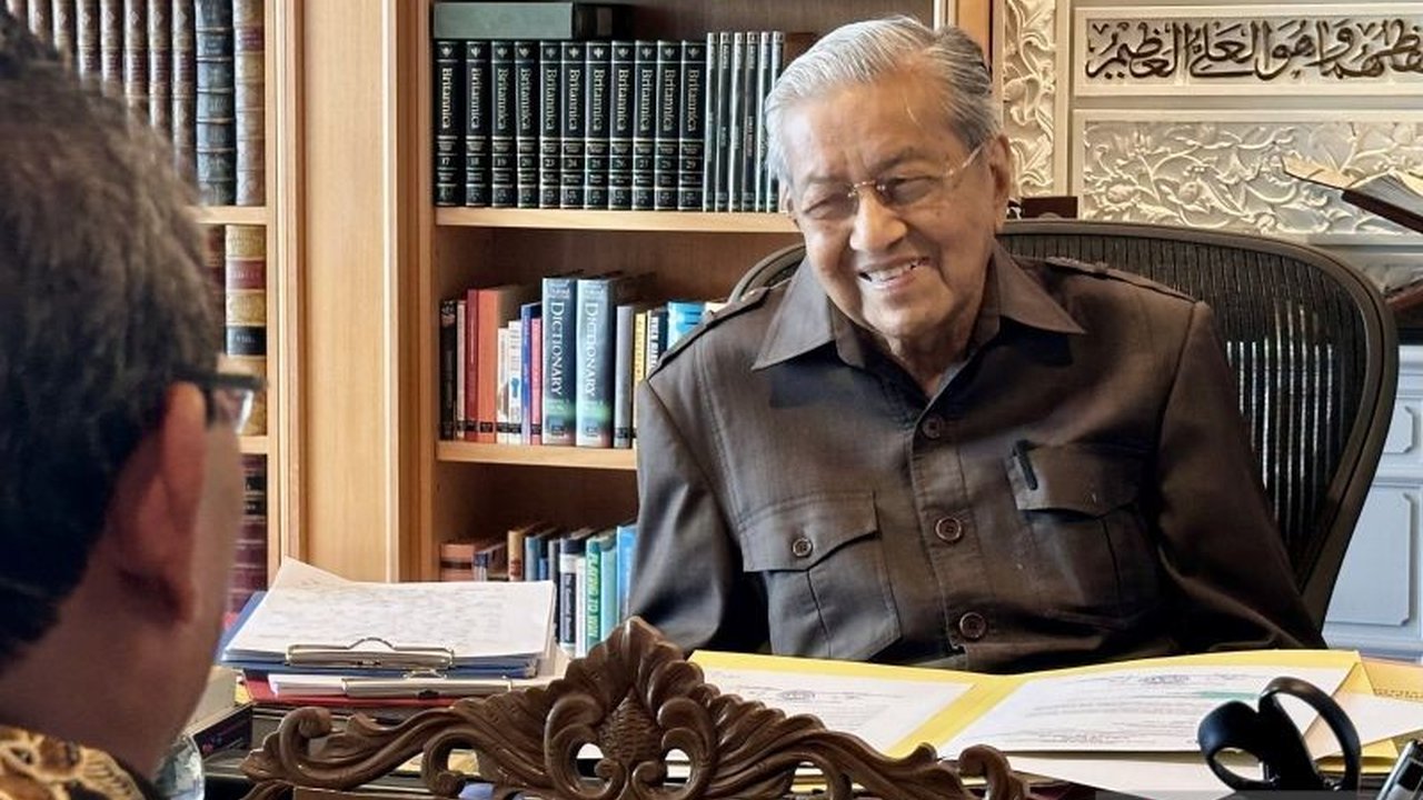 Di usia 99 tahun, mantan Perdana Menteri Malaysia Mahathir Mohamad masih aktif berkendara, berkuda, dan menjalani kehidupan yang sehat, membagikan rahasia panjang umur dan tetap produktif.
