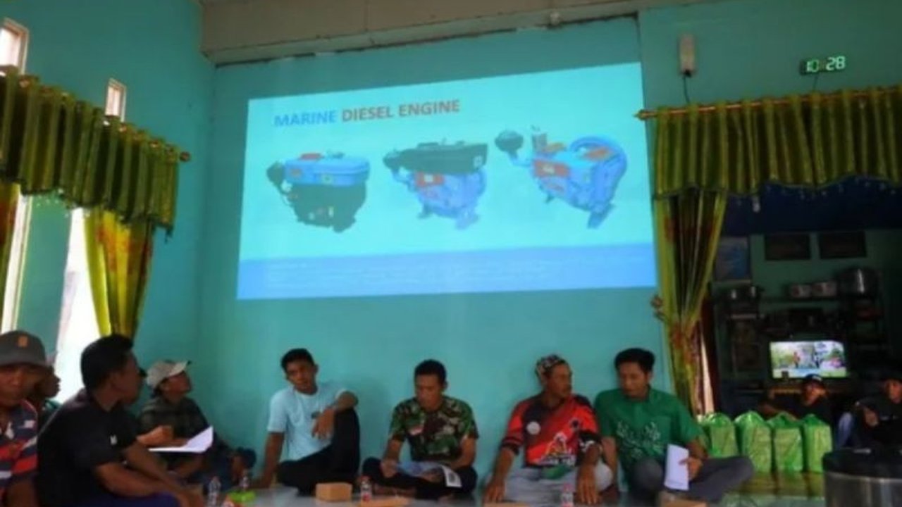 Dinas Ketahanan Pangan dan Perikanan Kabupaten Tanah Laut (DKPP Tala) Kalsel melakukan uji sampel mesin perahu bantuan untuk nelayan di Desa Sungai Rasau, guna memastikan kualitas dan menghindari produk palsu.
