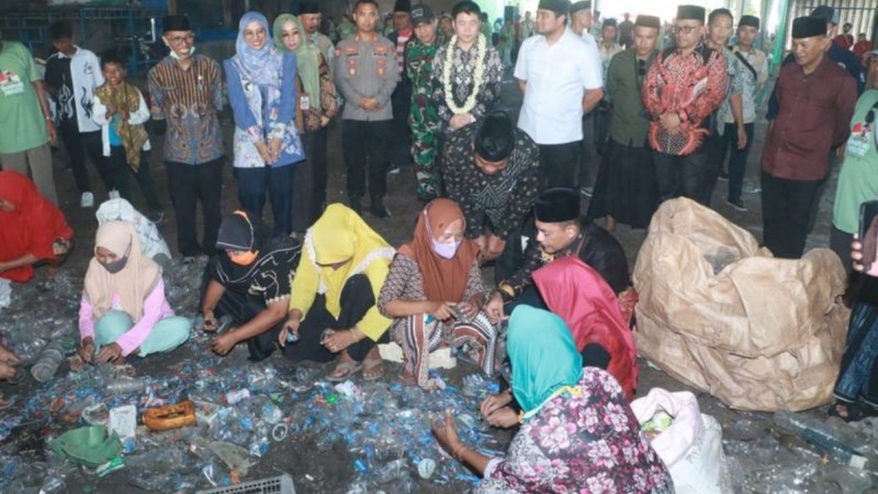 Pemkab Probolinggo resmikan Unit Pengelolaan Limbah Plastik BUMDes Putra Sanjaya di Desa Bulang sebagai upaya memperkuat ekonomi desa berbasis pengelolaan lingkungan dan menuju ekonomi hijau.