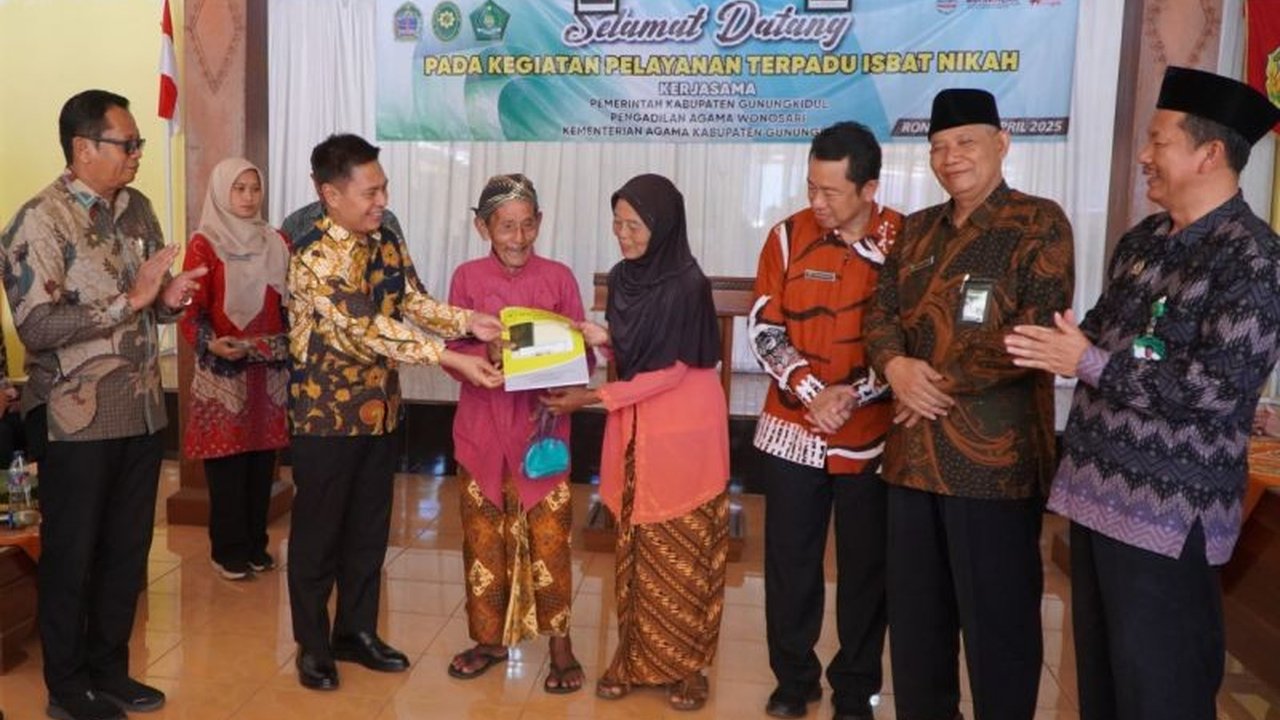 Pemerintah Kabupaten Gunungkidul selenggarakan pelayanan terpadu isbat nikah untuk meningkatkan kesadaran masyarakat akan pentingnya legalitas pernikahan dan memberikan perlindungan hukum bagi keluarga.