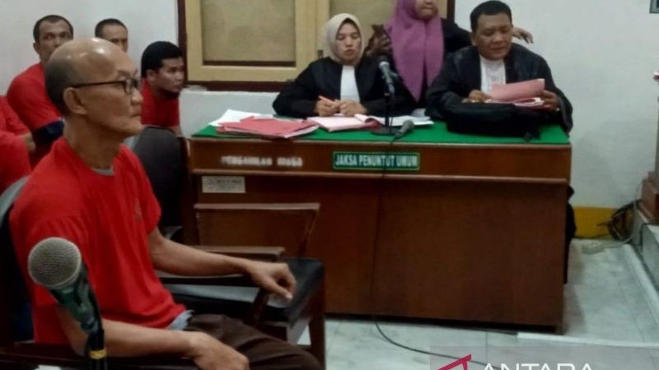 Jaksa menuntut Johanes Andy Tanbun Eugene (65) dengan hukuman 13 tahun penjara atas pembunuhan terhadap Netty, pemilik kos di Medan, yang dipicu oleh pinjaman uang yang gagal.