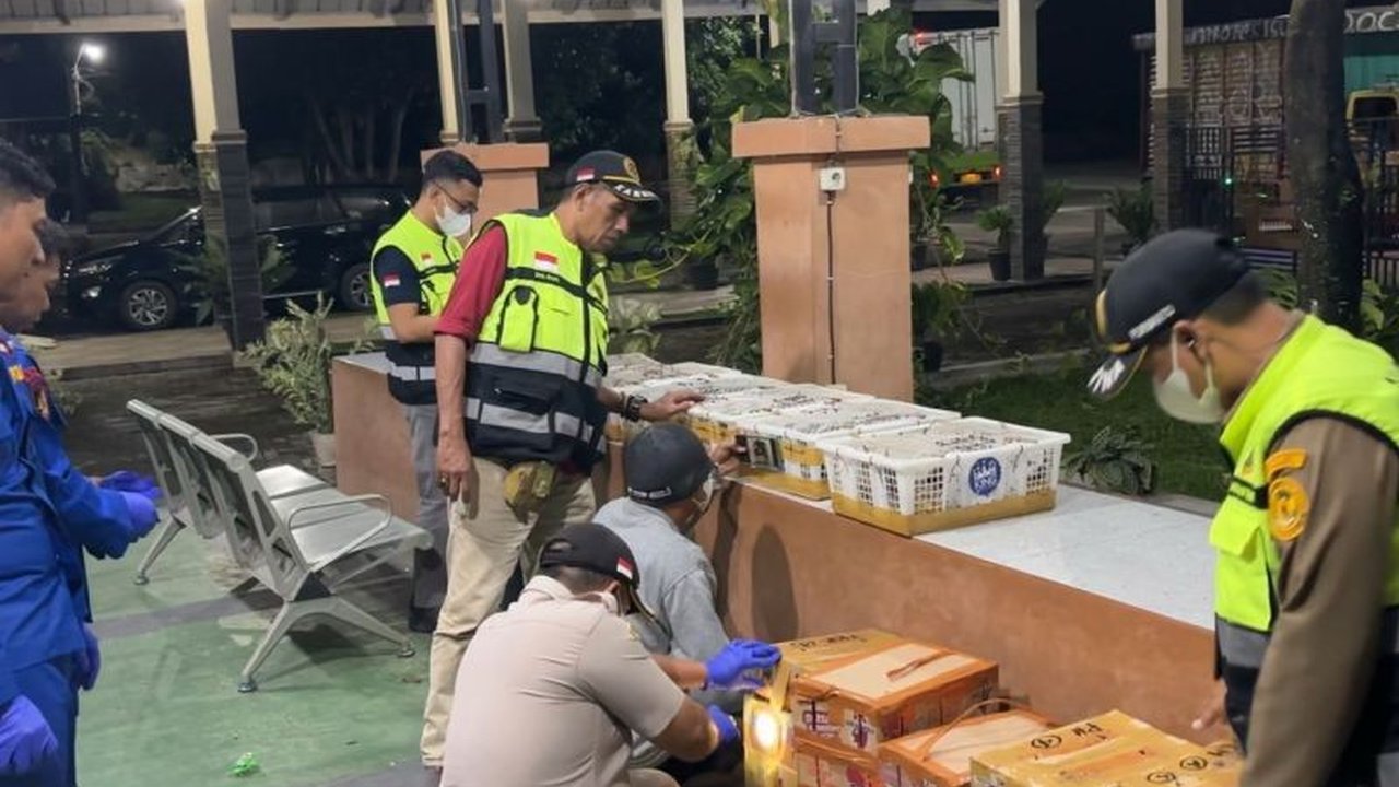 Balai Karantina Lampung menggagalkan penyelundupan 326 burung dilindungi dari Sumatera ke Jawa, dengan pelaku terancam hukuman 2 tahun penjara dan denda Rp2 miliar.