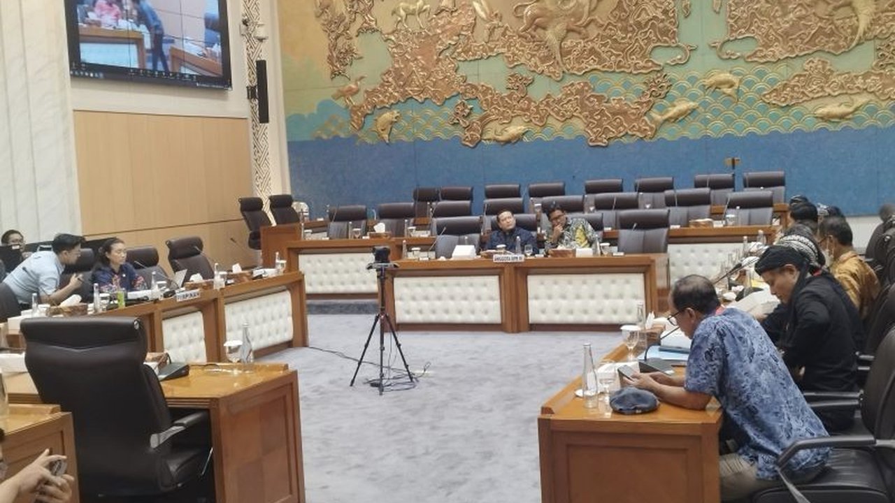 Komisi VII DPR RI akan memanggil sejumlah bank yang diduga terlibat dalam permasalahan hutang UMKM di Yogyakarta, yang menyebabkan kerugian besar bahkan kematian.