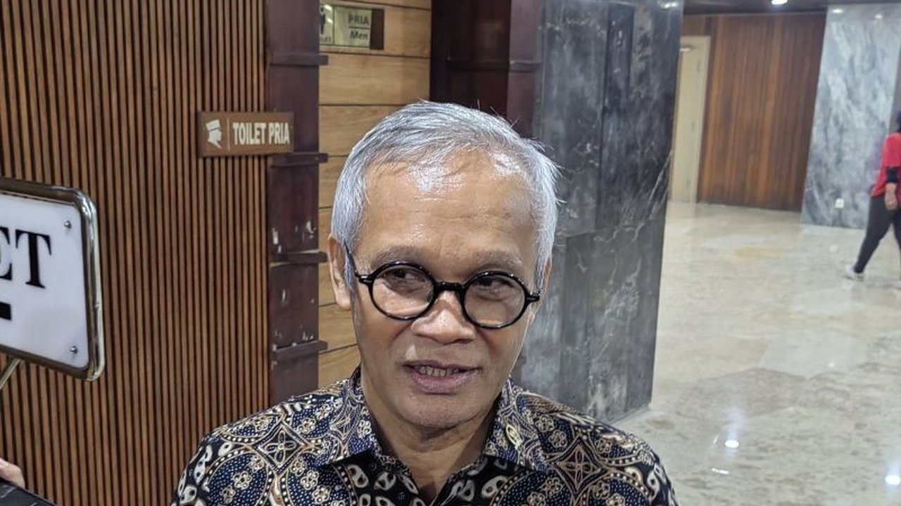 Wakil Ketua Komisi II DPR meminta Kemendagri mengevaluasi ormas yang mengganggu persatuan dan kesatuan bangsa, bahkan hingga pembubaran jika diperlukan, mengacu pada UU No. 17 Tahun 2013.