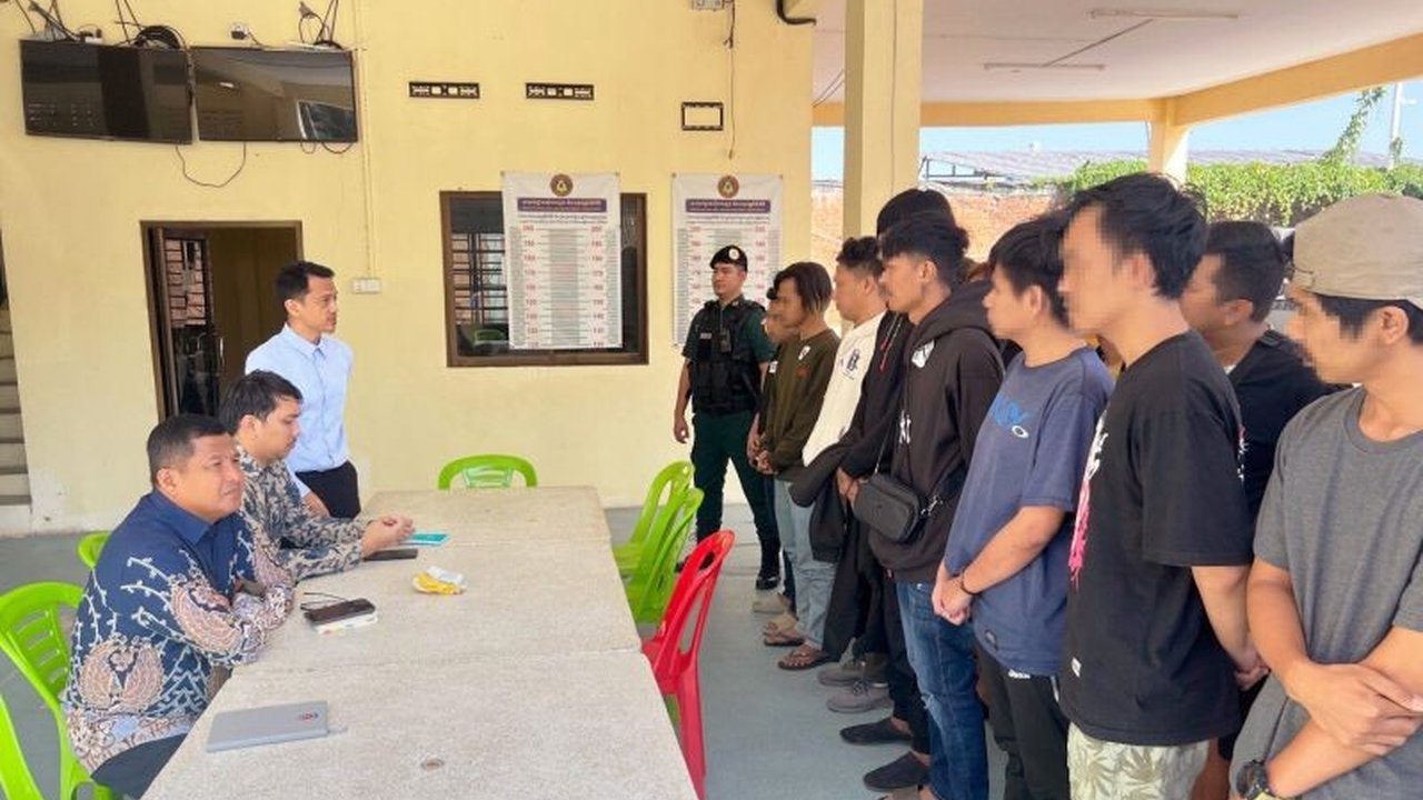 KBRI Phnom Penh menangani 1.301 kasus WNI bermasalah di Kamboja pada triwulan pertama 2025, dengan 85 persen di antaranya terkait penipuan daring yang meningkat drastis.