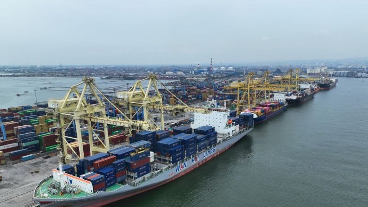 Subholding Pelindo Terminal Petikemas (SPTP) mencatat peningkatan signifikan arus peti kemas hingga 3,15 juta TEUs pada triwulan pertama 2025, didorong oleh peningkatan ekspor-impor dan distribusi domestik.