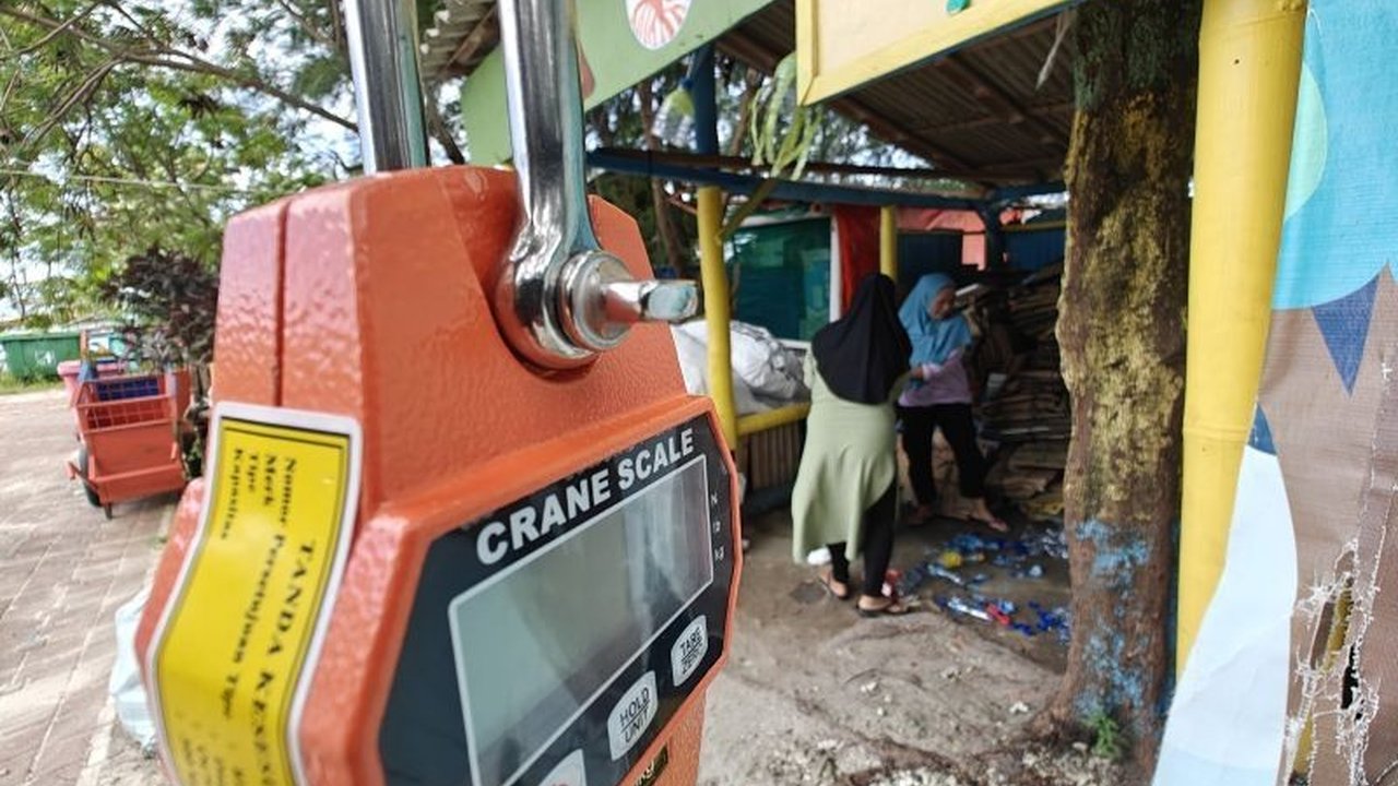 Bank Sampah di Pulau Kelapa, Kepulauan Seribu, berhasil mengurangi sampah rumah tangga hingga 80 persen berkat kesadaran warga dan kolaborasi berbagai pihak.