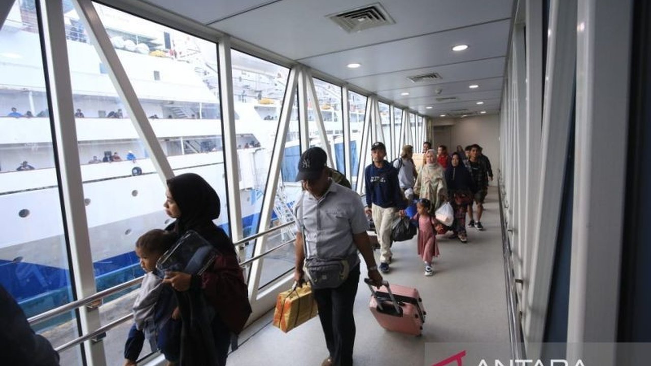 Pelindo Regional 3 berhasil melayani 704.769 penumpang selama periode mudik Lebaran 2025, meningkat dari tahun sebelumnya, berkat kesiapan infrastruktur dan koordinasi yang baik.