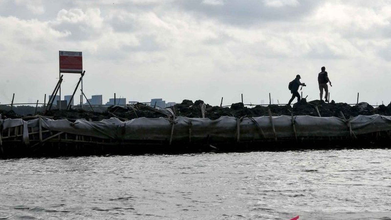 Bareskrim Polri menyatakan sembilan tersangka kasus pemalsuan 93 sertifikat di Pagar Laut Bekasi tidak ditahan karena ketidaksepahaman dengan Kejaksaan Agung terkait konstruksi perkara, khususnya dengan kasus serupa di Tangerang.