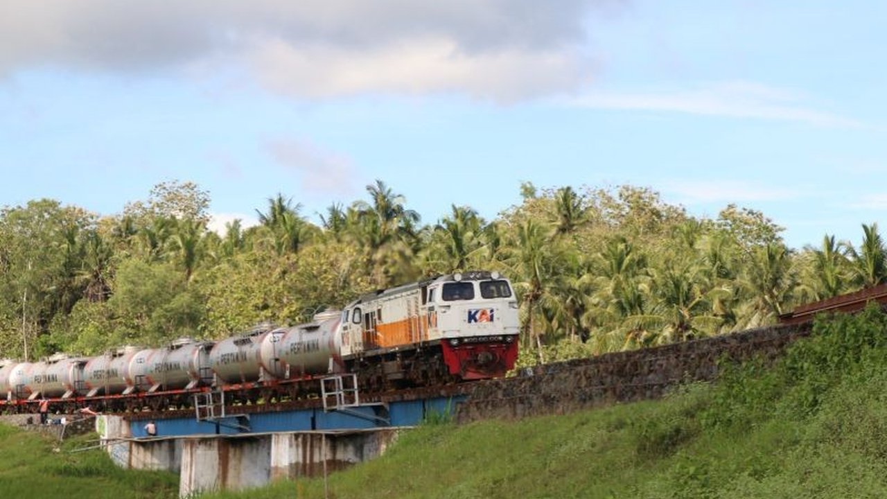 PT KAI Daop 6 Yogyakarta berhasil mengangkut 83.316 ton barang selama Triwulan I 2025, meningkat 23,4 persen dibandingkan periode yang sama tahun lalu, didominasi oleh angkutan BBM.