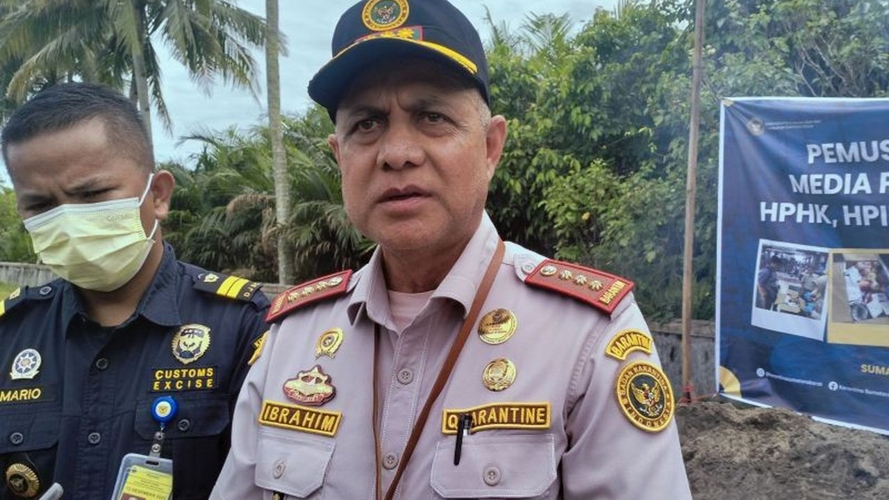 Balai Karantina Hewan, Ikan dan Tumbuhan Sumatera Barat meningkatkan pengawasan lalu lintas ternak di pelabuhan dan bandara menjelang Idul Adha untuk memastikan kesehatan dan kelayakan ternak yang diperdagangkan.