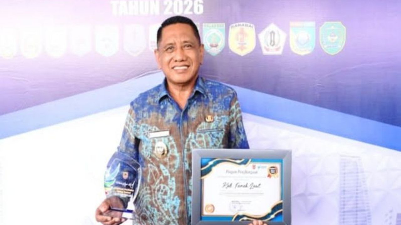 Pemerintah Kabupaten Tanah Laut, Kalimantan Selatan, menerima penghargaan Tingkat Keselarasan Tertinggi RPJPD 2025 kategori Edukasi dan Perilaku Hidup Sehat, menjadi role model perencanaan pembangunan berorientasi kesejahteraan.