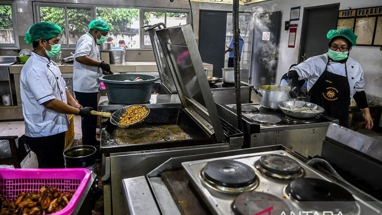 Anggota Komisi IX DPR RI, Edy Wuryanto, mendesak Badan Kependudukan dan Keluarga Berencana Nasional (BGN) membangun ekosistem Makan Bergizi Gratis (MBG) yang terstruktur dan akuntabel untuk mencegah masalah seperti keracunan makanan dan keterlambatan pemb