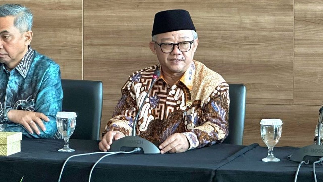 Mendikbudristek Abdul Mu'ti mendorong penyusunan juklak dan juknis penyaluran dana BOS untuk mencegah penyelewengan, menyusul temuan 12 persen sekolah menyalurkan dana BOS tak sesuai peruntukan.