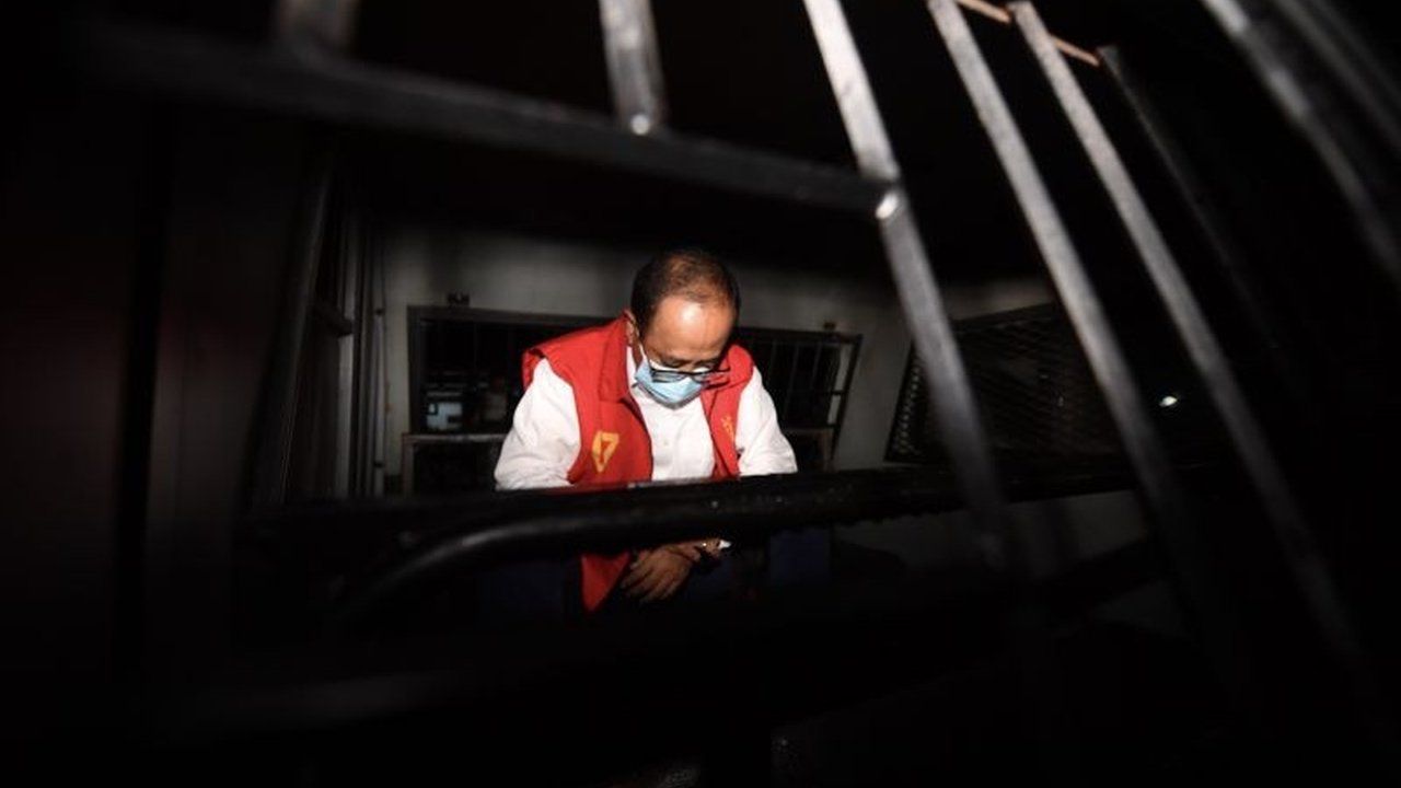 Tiga pejabat PT Waskita Karya dan seorang kontraktor LRT Palembang memohon keringanan hukuman setelah terbukti menerima fee proyek senilai Rp25,6 miliar.